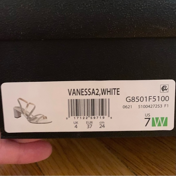 Naturalizer White Crystal Block Heel Evening Sandal 7 Wide - Perfect for Bridal - Picture 9 of 9